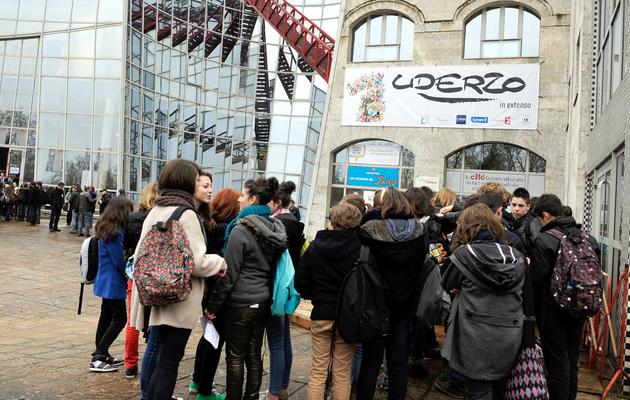 Des jeunes font la queue pour visiter l'exposition Uderzo au Festival de la BD d'Angoulême, le 31 janvier 2013 [Jean-Pierre Muller / AFP]