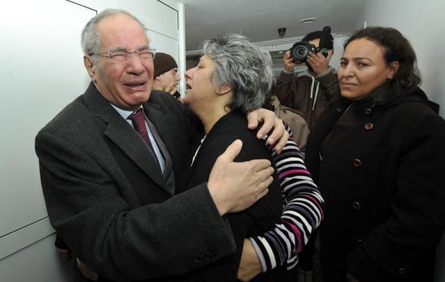 Le défenseur des Droits de l'Homme Mokhtar Trifi et Basma, la femme de Chrokri Belaïd, le 6 février 2013 à Tunis [Fethi Belaid / AFP]