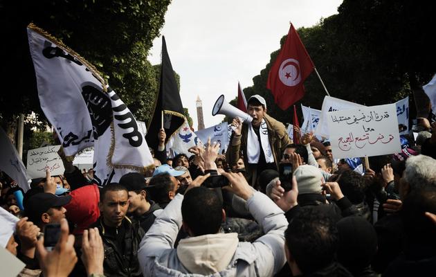 Des partisans d'Ennahda manifestent sur l'avenue Habib Bourguiba, à Tunis, le 16 février 2013 [Gianluigi Guercia / AFP]