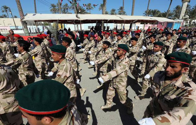 Des membres des forces de sécurité libyennes défilent à Tripoli, le 17 février 2013 [Mahmud Turkia / AFP]