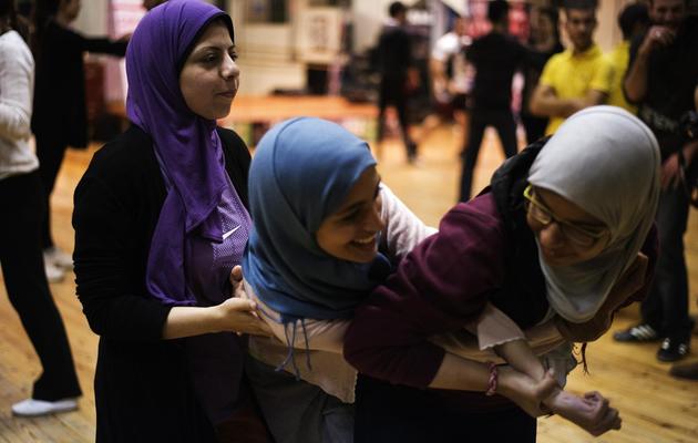 Des jeunes femmes suivent des cours d'auto-défense, le 21 février 2013, au Caire [Gianluigi Guercia / AFP]