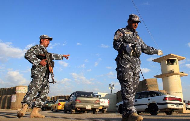 Des policiers irakiens à un poste de contrôle à l'entrée de Kirkouk, le 19 février 2013 [Ali al-Saadi / AFP/Archives]