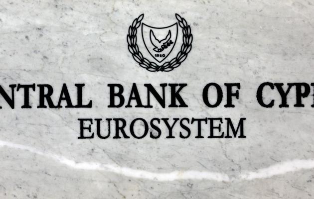 Le logo de la Banque centrale de Chypre est gravé dans le marbre d'un mur de la banque à Nicosie, le 23 mars 2013 [Patrick Baz / AFP]