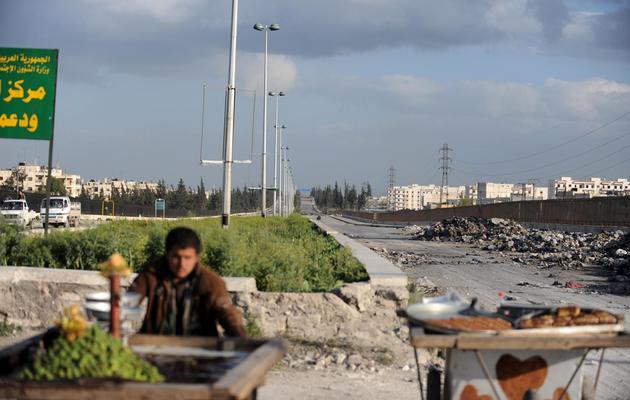 La route menant à l'aéroport d'Alep, le 28 mars 2013 [Bulent Kilic / AFP]