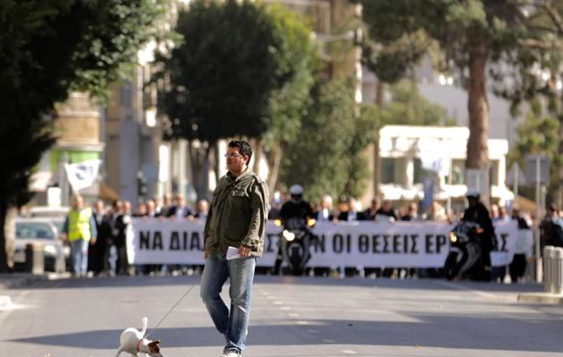 Un salarié d'une banque chypriote manifeste à Nicosie, le 4 avril 2013 [Patrick Baz / AFP]