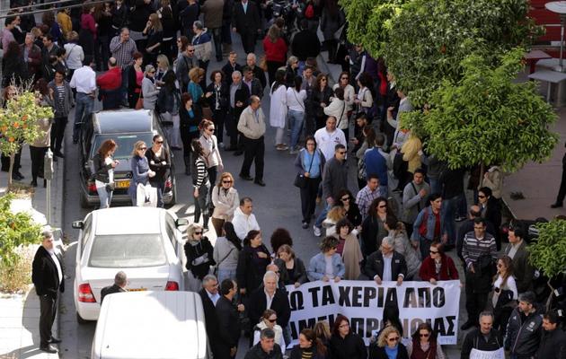Des employés des banques chypriotes manifestent à Nicosie le 4 avril 2013 [Patrick Baz / AFP]