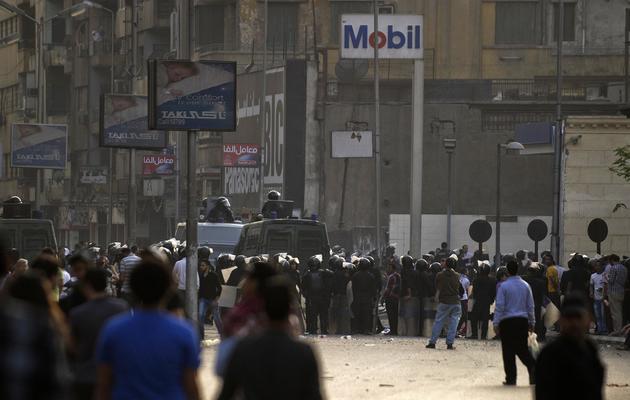 La police anti-émeutes sur le théâtre d'affrontements confessionnels au Caire, le 7 avril 2013 [Gianluigi Guercia / AFP]