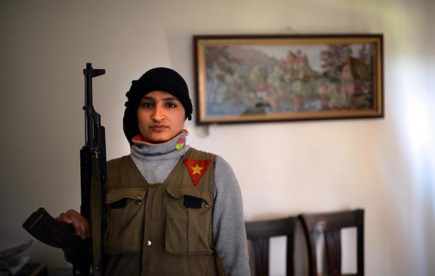 Sawoushka Ahmed, uen combattante rebelle kurde de Syrie, pose le 14 avril 2013 à Alep [Dimitar Dilkoff / AFP]
