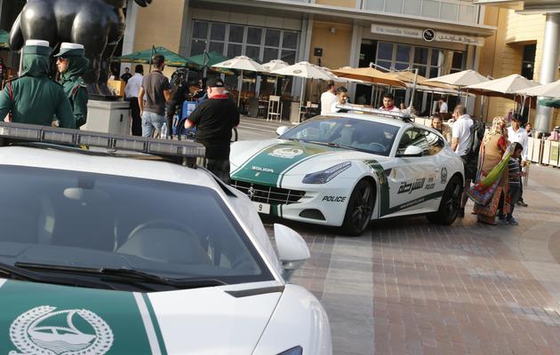 La nouvelle Ferrari (D) de la police dans les rues de Dubaï, derrière la Lamborghini (G), le 25 avril 2013 [Karim Sahib / AFP]