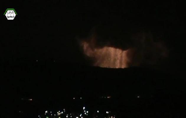 Image tirée d'une vidéo YouTube, diffusée le 5 mai 2013, montrant un supposé panache de fumées s'élevant près de Damas après un raid israélien [ / YouTube/AFP]