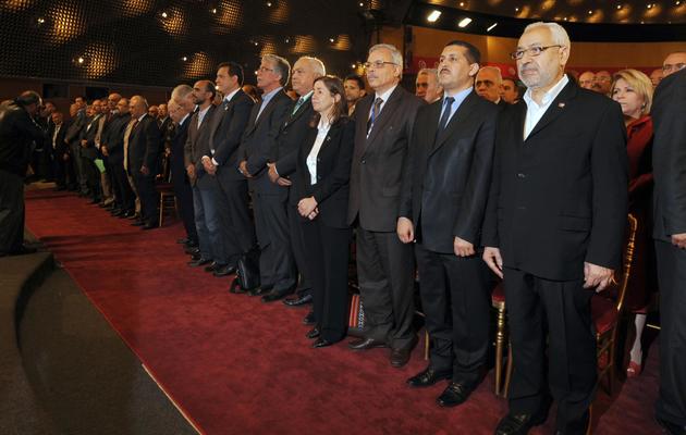 Le chef du parti islamiste au pouvoir Ennahda, Rached Ghannouchi (d), le 16 mai 2012 à Tunis, avant la tenue d'une conférence sur l'élaboration de la nouvelle constitution [Fethi Belaid / AFP]