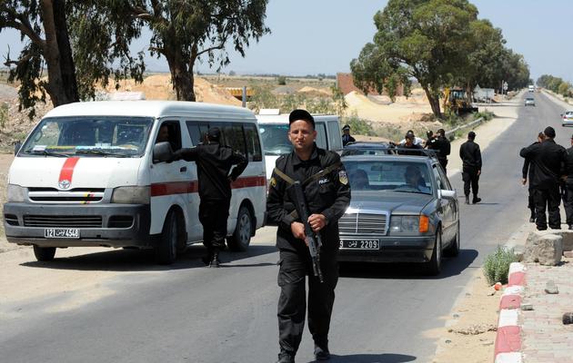Des membres d'une unité spéciale de la police tunisienne contrôlent des véhicules dans la ville de Kairouan (centre), le 19 mai 2013 [Fethi Belaid / AFP]