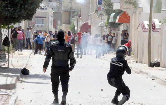 La police tunisienne tire des gaz lacrymogènes lors de heurts avec des salafistes, le 19 mai 2013 à Ettadhamen, à l'ouest de Tunis [Khalil / AFP]