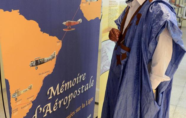 Un visiteur regarde le 14 mai 2013 une carte de l'Aéropostale, dans le musée de Tarfaya, au sud-ouest du Maroc [Fadel Senna / AFP]