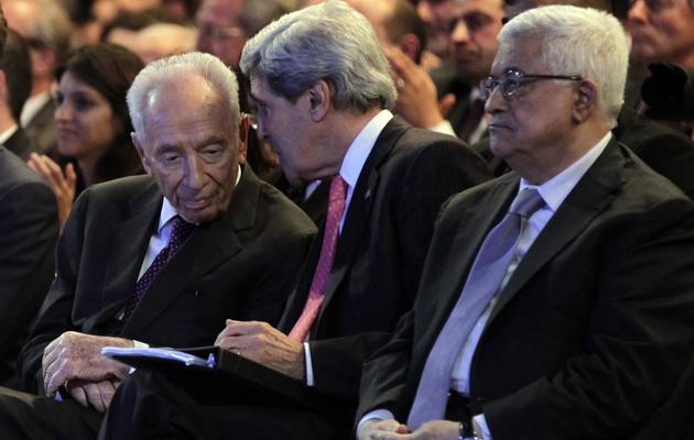 Le secrétaire d'État américain John Kerry (c) discute avec l'Israélien Shimon Peres, le 26 mai 2013 à Al-Chounah [Khalil Mazraawi / AFP]