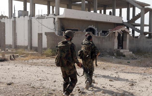 Des soldats de l'armée syrienne patrouillent dans la ville de Qousseir, le 23 mai 2013 [ / AFP]