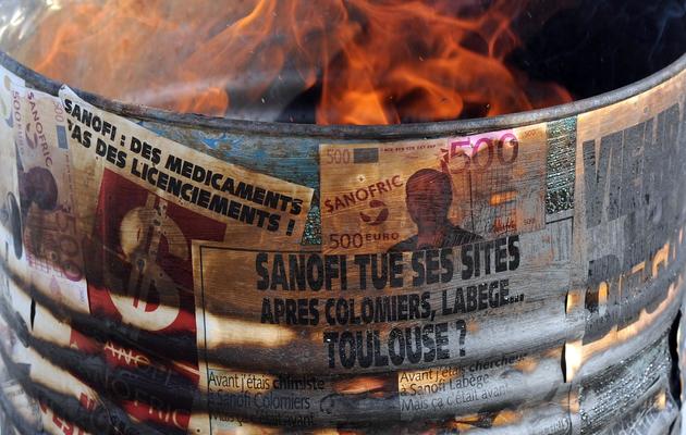 Gros plan sur un bidon dans lequel des employés de Sanofi en colère ont brûlé des documents, le 8 novembre 2012 à Toulouse [Eric Cabanis / AFP]