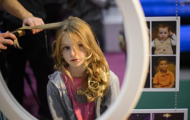Une petite fille de 10 ans se fait coiffer avant le casting Babybook, le 10 novembre 2012 à Genève [Fabrice Coffrini / AFP]