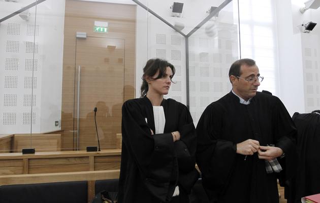 Les avocats Romina Cresci et Marc Maroselli, le 12 novembre 2012 à Ajaccio à l'ouverture du procès d'un garçon de 19 ans accusé d'avoir tué sa famille [Pascal Pochard-Casabianca / AFP]