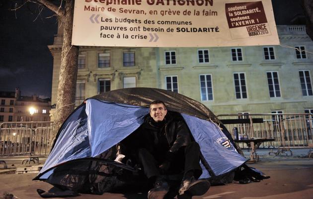 Stéphane Gatignon, le maire EELV de Sevran en grève de la faim, dans sa tente, le 12 novembre 2012 devant l'Assemblée Nationale à Paris [Mehdi Fedouach / AFP]