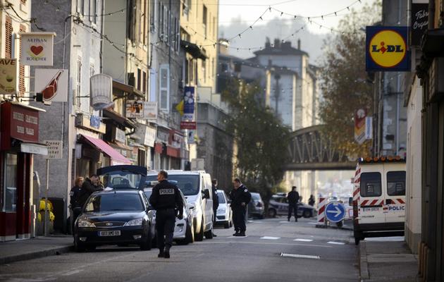 Des policiers près de l'immeuble où un bébé et un enfant ont été retrouvés morts dans un réfrigérateur, le 15 novembre 2012 à Vienne [Jeff Pachoud / AFP]