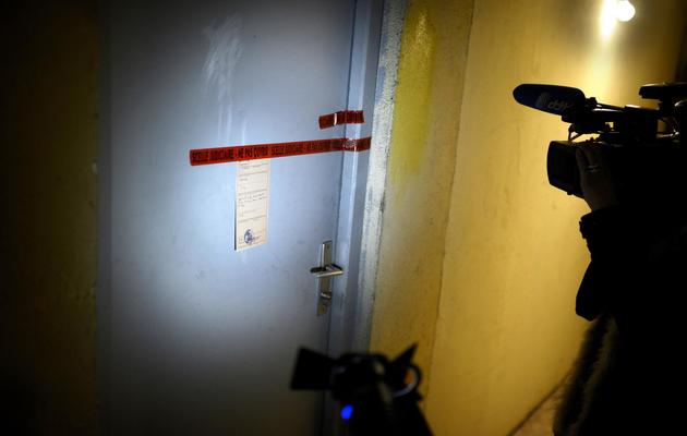 La porte scellée de l'appartement où un bébé et un enfant ont été retrouvés morts dans un réfrigérateur, le 15 novembre 2012 à Vienne [Jeff Pachoud / AFP]