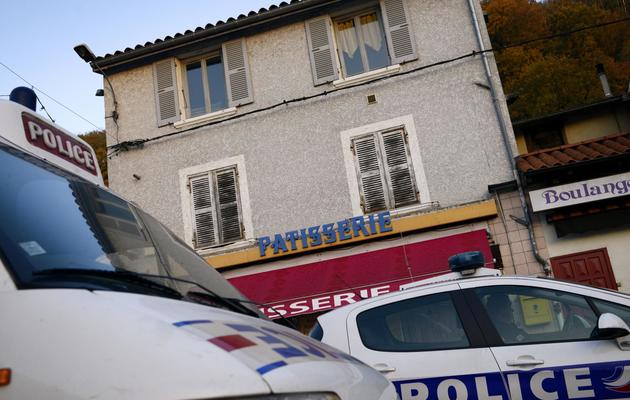 Des voitures de police devant l'immeuble où ont été retrouvés morts une mère et ses deux enfants à Vienne, le 15 novembre 2012 [Jeff Pachoud / AFP]