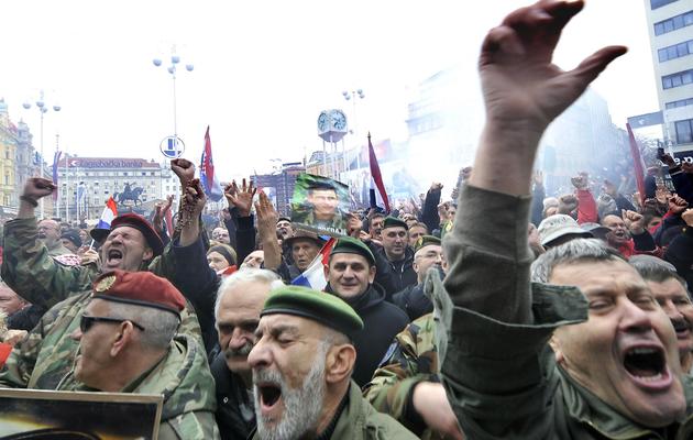 La foule explose de joie à l'annonce de l'acquittement des ex-généraux croates Gotovina et Markac, le 16 novembre 2012 à Zagreb [Hrvoje Polan / AFP]