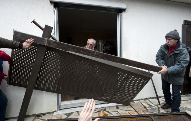 José Bové déplace une barrière pour accéder à une maison vouée à la destruction en raison du projet d'aéroport près de Nantes, le 16 novembre 2012 à Grandchamp-des- Fontaines [Jean-Francois Monier / AFP]