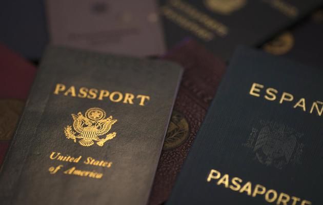 De faux passeports réalisés par Adolfo Kaminsky, chez lui à Paris, le 16 novembre 2012 [Joel Saget / AFP]