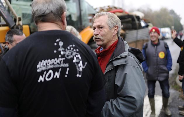 L'eurodéputé José Bové (c) discute avant la manifestation contre le projet d'aéroport à Notre-Dame-des-Landes, le 17 novembre 2012 [Jean-Sebastien Evrard / AFP]