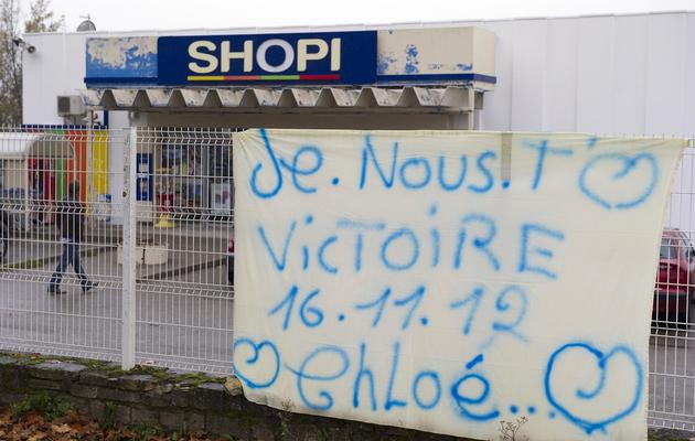Une banderole saluant la découverte de Chloé saine et sauve, le 16 novembre 2012, a été déployée devant le magasin de ses parents à Barjac [Pascal Guyot / AFP]