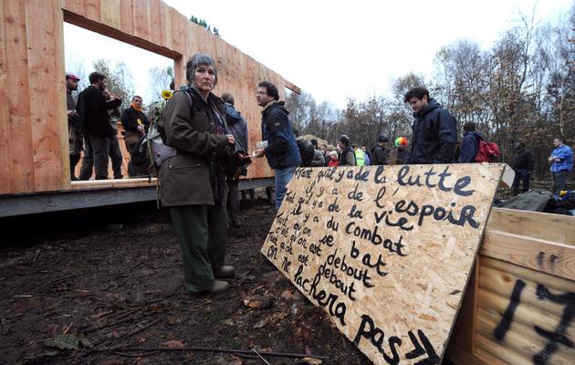 Des opposants au projet d'aéroport de Notre-Dame-des-Landes reconstruisent des cabanes, le 17 novembre 2012 [Jean-Francois Monier / AFP]