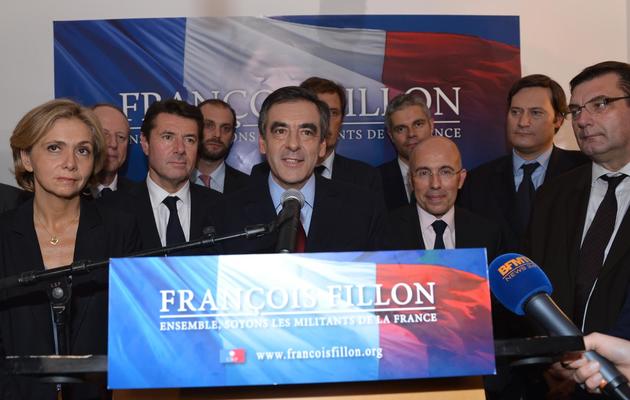 François Fillon entouré de son état-major de campagne, le 19 novembre 2012 à Paris, après l'annonce de la victoire de son rival [Miguel Medina / AFP]