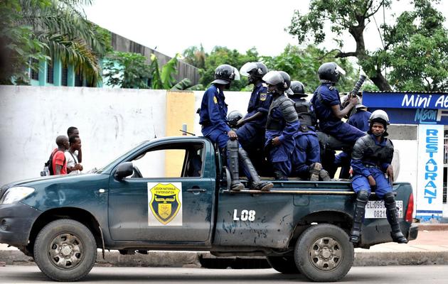 Des policiers patrouillent devant une université à Kinshasa, le 20 novembre 2012 en RDC [Junior D. Kannah / AFP]