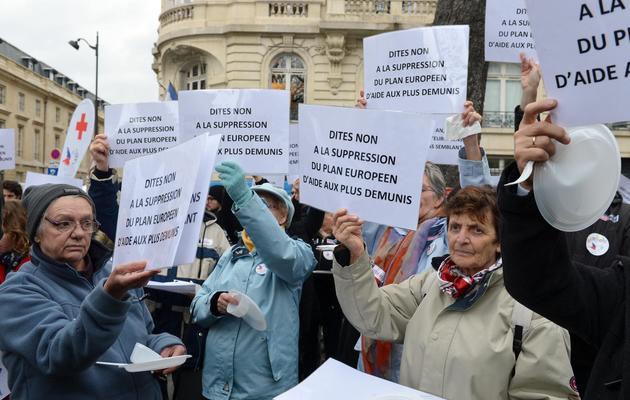 Des personnes manifestent pour défendre le Programme d'aide européen aux plus démunis, le 21 novembre 2012 devant l'Assemblée nationale à Paris [Miguel Medina / AFP]