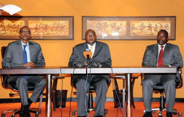 Paul Kagame (g), Yoweri Museveni (c) et Joseph Kabila (d), le 21 novembre 2012 à Kampala, en Ouganda [Peter Busomoke / AFP]