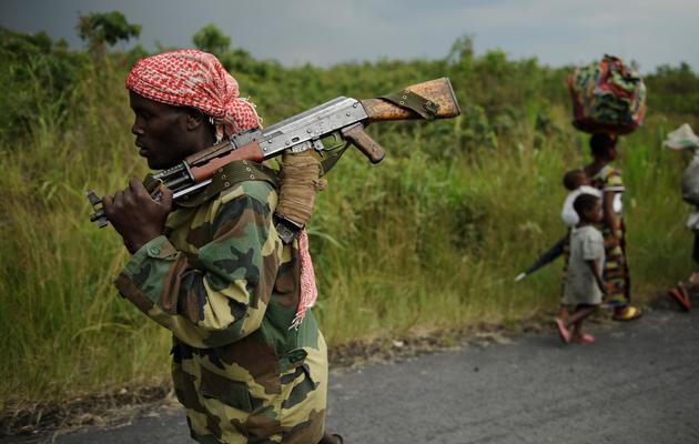 Un rebelle du M23 vers la ville de Sake, à une vingtaine de kilomètres de Goma, le 22 novembre 2012 en RDC [Phil Moore / AFP]