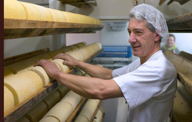 Un fromager tourne les cylindres de fourme de Montbrison le 15 novembre 2012 à la fromagerie de Hautes Chaumes à Sauvain [Philippe Merle / AFP]