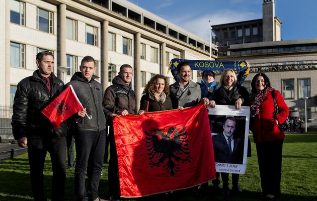 Des supporters de l'ancien Premier ministre Ramush Haradinaj tiennent le drapeau de l'Albanie, le 29 novembre 2012 [Koen van Weel / Pool/AFP]