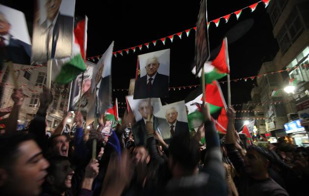 Des Palestiniens célèbrent à Ramallah, le 29 novembre 2012, le vote pour un Etat palestinien observateur à l'ONU [Abbas Momani / AFP]