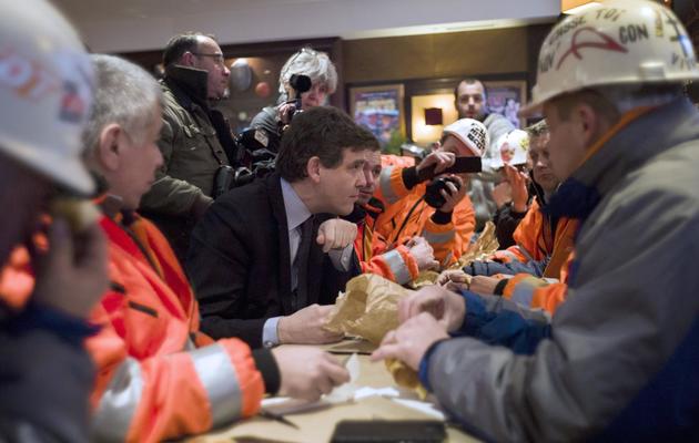 Arnaud Montebourg avec des salariés d'ArcelorMittal le 30 novembre 2012  à Paris [Fred Dufour / AFP]