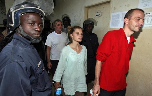 (g-d) Alain Peligat, Emilie Lelouch et Eric Breteau, trois membres de l'association l'Arche de Zoé, le 24 décembre 2007 lors de leur procès à N'Djamena [Pascal Guyot / AFP/Archives]
