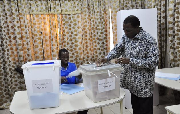 François Campaoré, le frère du président burkinabè Blaise Compaoré, vote à Ouagadougou le 2 décembre 2012 [Ahmed Ouoba / AFP]