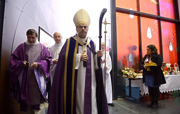 Le cardinal de Lyon Philippe Barbarin inaugure l'église Saint-Thomas de Vaulx-en-Velin près de Lyon, le 2 décembre 2012 [Philippe Desmazes / AFP]