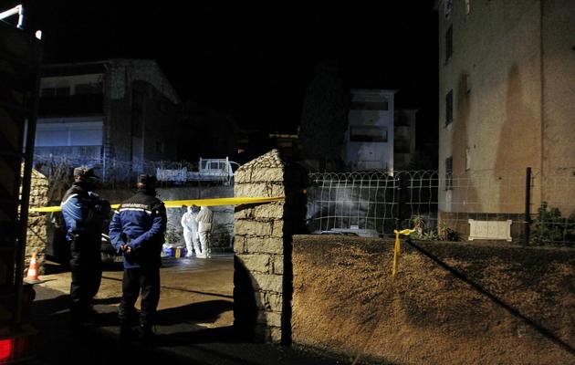 Gendarmes et policiers le 7 décembre 2012 à Calvi après l'assassinat d'un homme tué par balles [Pascal Pochard-Casabianca / AFP]