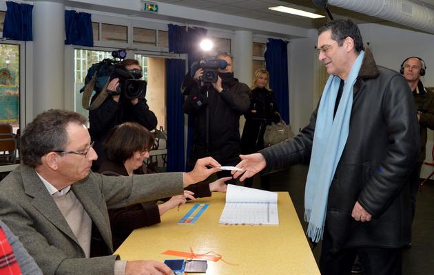 Patrick Devedjian le 9 décembre 2012 dans le bureau de vote à Antony [Miguel Medina / AFP]