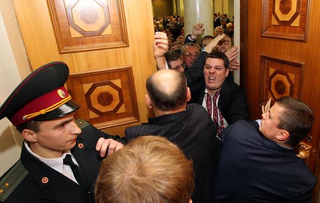 Des députés ukrainiens se bousculent, au Parlement à Kiev le 12 décembre 2012 [ / AFP]