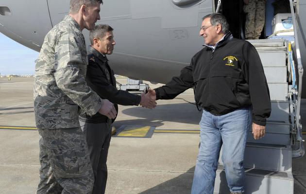 Le secrétaire américain à la Défense, Leon Panetta, lors de son arrivée à la base aérienne turque de Incirlik, le 14 décembre 2012 [Susan Walsh / Pool/AFP]