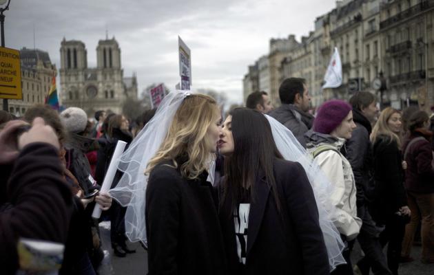 Deux femmes s'embrassent le 16 décembre 2012 à Paris, en marge d'une manifestation pour l'égalité [Fred Dufour / AFP]